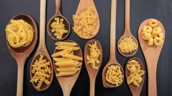 Pasta in verschiedenen Variationen auf Holzlöffeln